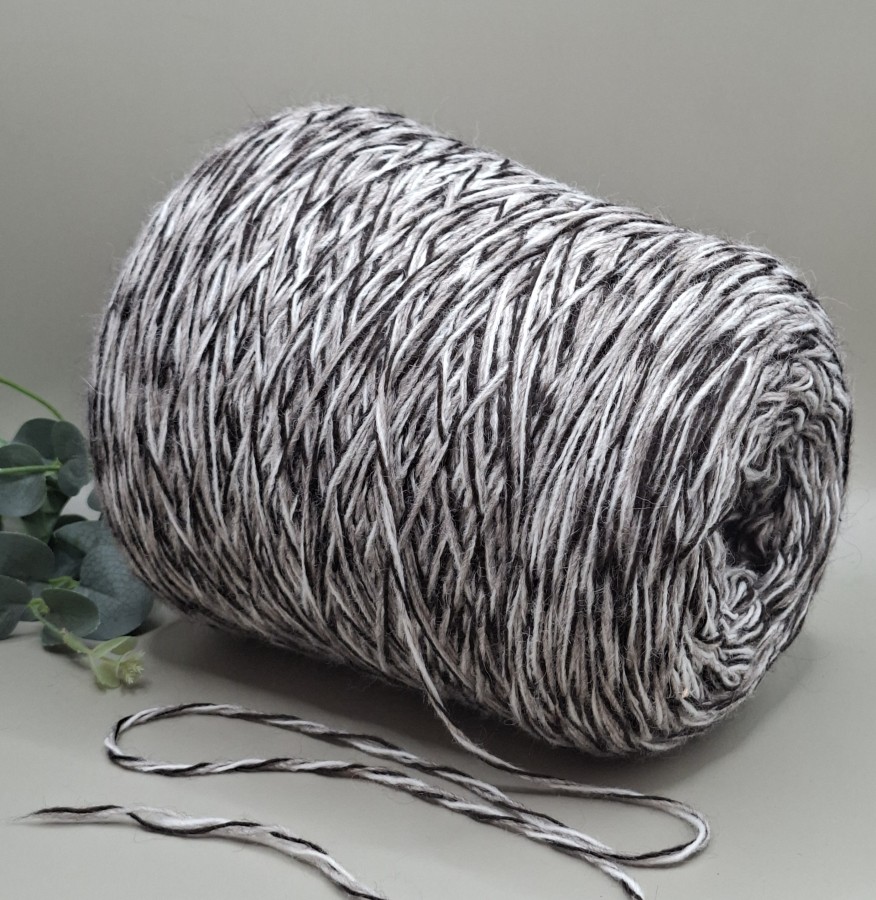 Pusvilnė – juodai baltai pilka melanžinė (100 g) Pusvilnė – juodai baltai pilka melanžinė (100 g)