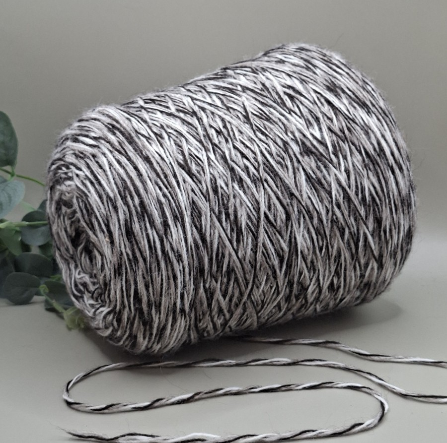 Pusvilnė – juodai baltai pilka melanžinė (100 g) Pusvilnė – juodai baltai pilka melanžinė (100 g)
