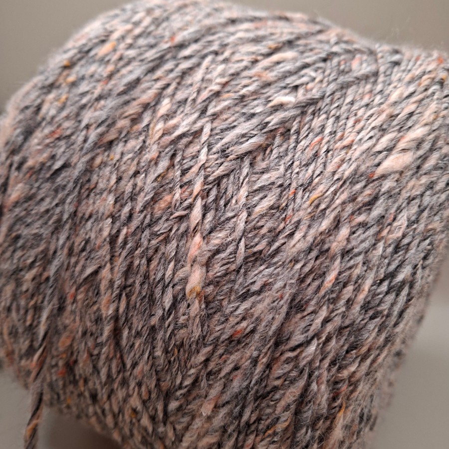 Pusvilnė – smėlinė su spalvotais taškeliais (100 g)