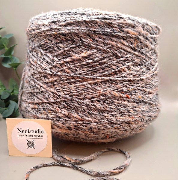 Pusvilnė – smėlinė su spalvotais taškeliais (100 g)