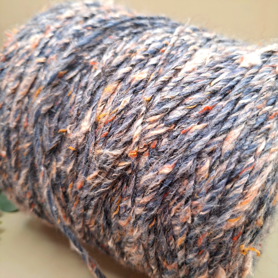 Marga pusvilnė – mėlsvai pilka su spalvotais taškeliais (100 g)