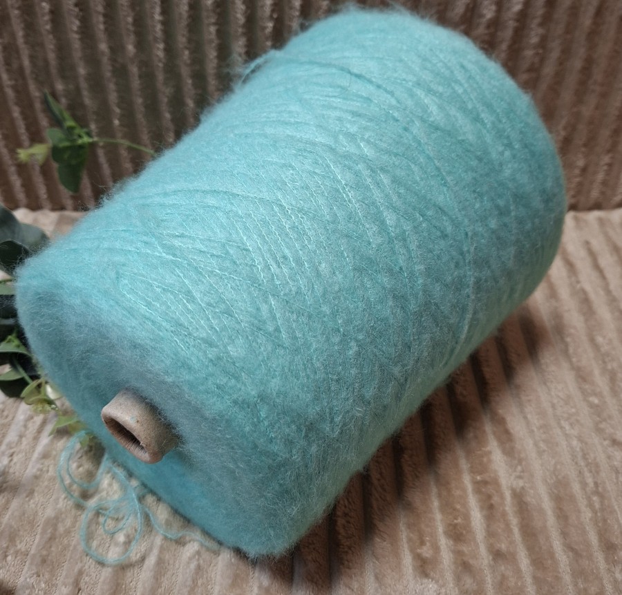 Siūlai su merino vilna ir šilku – švelnūs ir purūs (340 g)