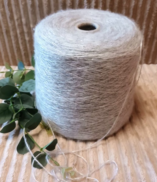 Moherio ir merino siūlai su žvyneliais – švelniai žvilgantys (50 g)