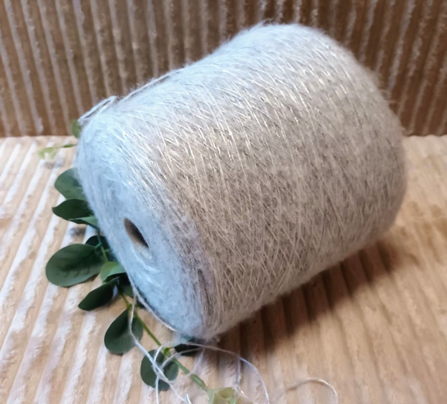 Moherio ir merino siūlai su žvyneliais – švelniai žvilgantys (50 g)