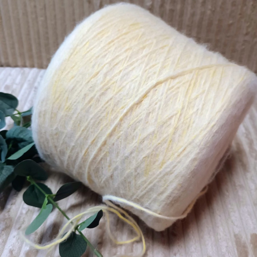 Pusvilnės siūlai – geltona virvelė su baltu pūkeliu (100 g)