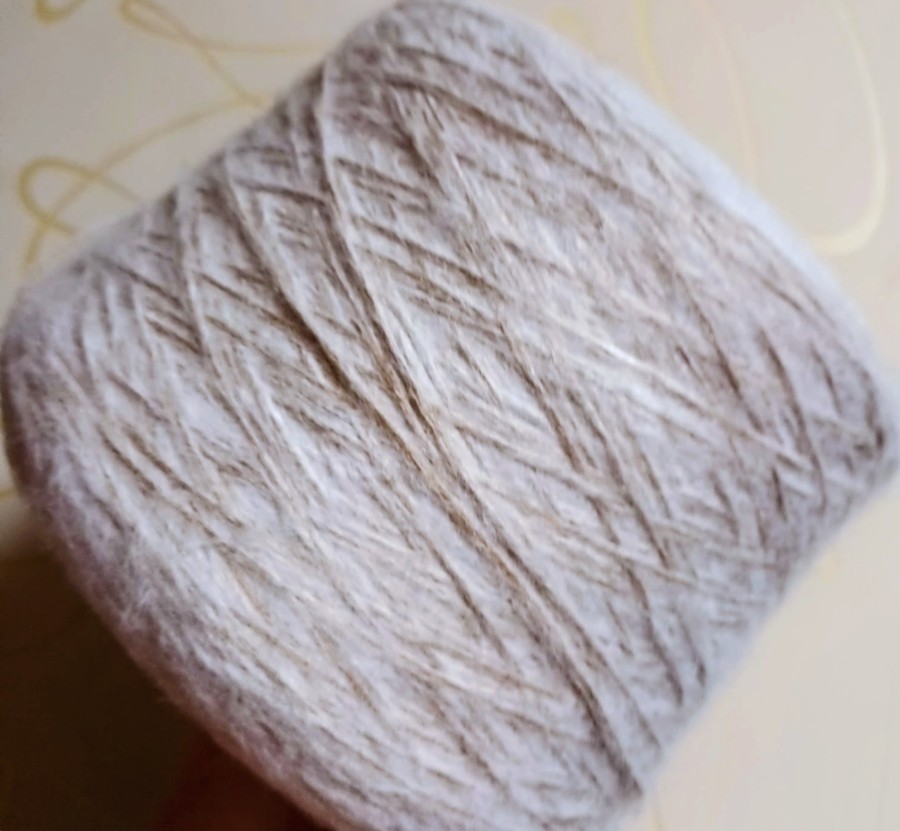 Pusvilnės siūlai – camel virvutė su baltu pūkeliu (100 g)