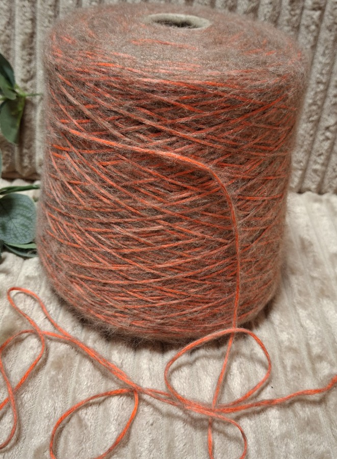 Pusvilnės siūlai – neoninė koralinė su kapučino pūku (100 g)