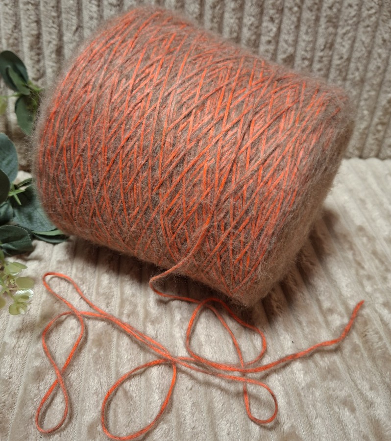 Pusvilnės siūlai – neoninė koralinė su kapučino pūku (100 g)