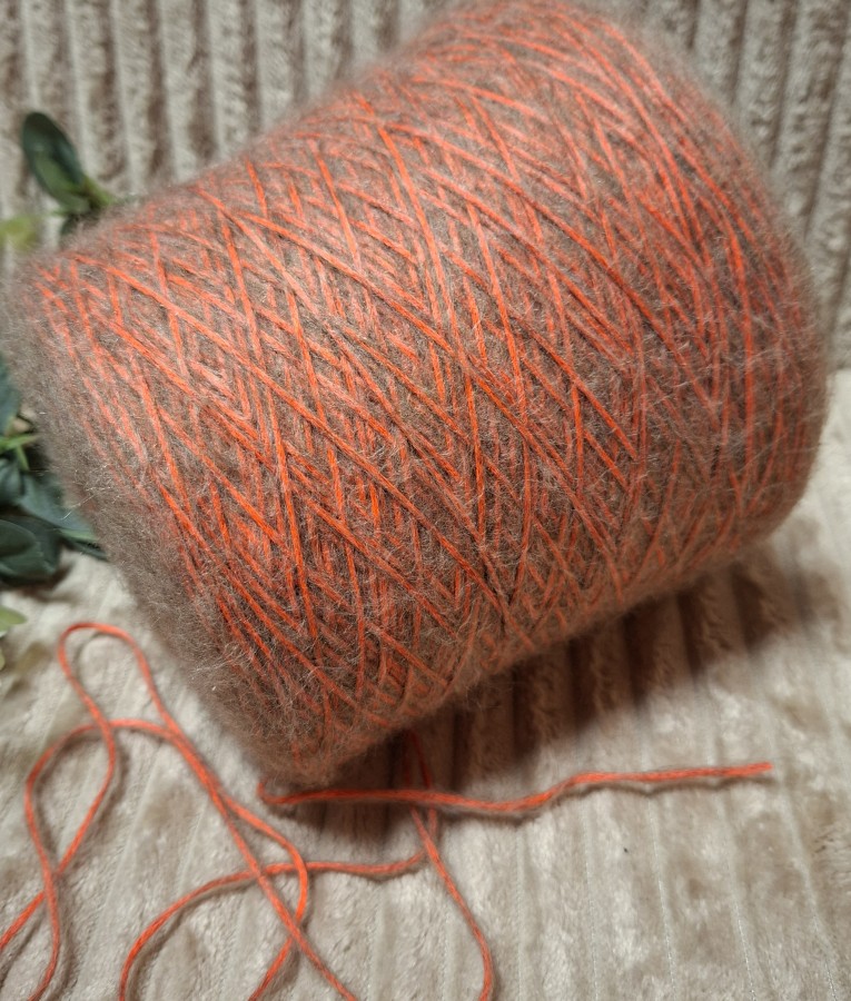 Pusvilnės siūlai – neoninė koralinė su kapučino pūku (100 g)