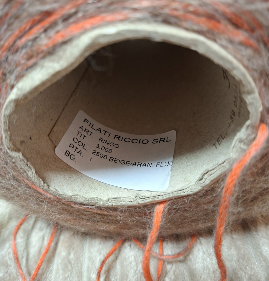 Pusvilnės siūlai – neoninė koralinė su kapučino pūku (100 g)