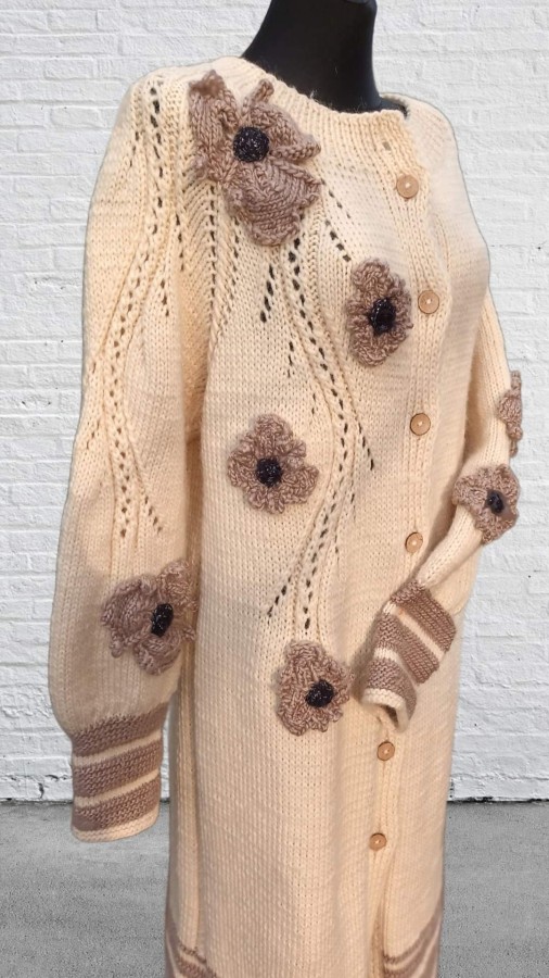 Rankų darbo megztas paltas – išskirtinis (vienetinis)