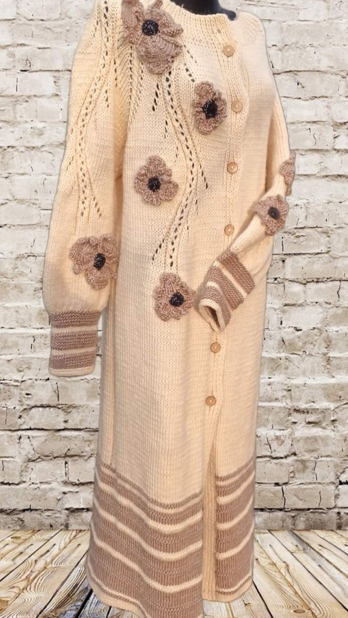 Rankų darbo megztas paltas – išskirtinis (vienetinis)