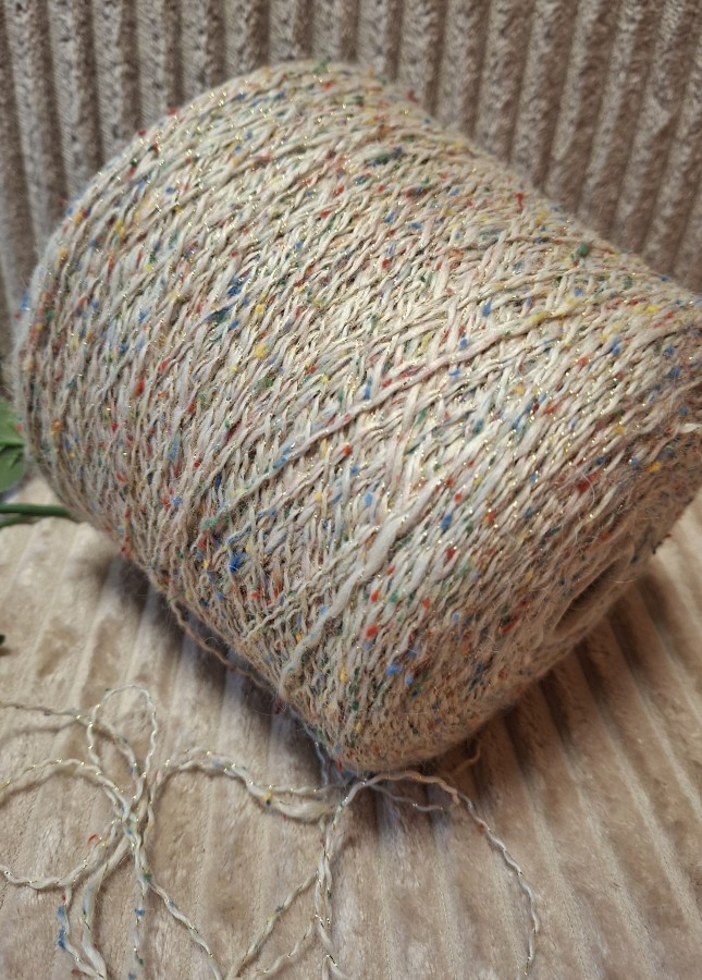 Pusvilnės siūlai su liureksu – švelnūs ir blizgūs (100 g)