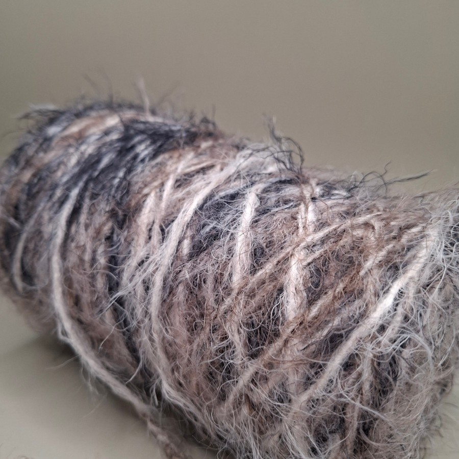 Tekstūriniai siūlai „žolytė“ su merino vilna ir alpaka – rudai pilki melanžiniai (100 g)