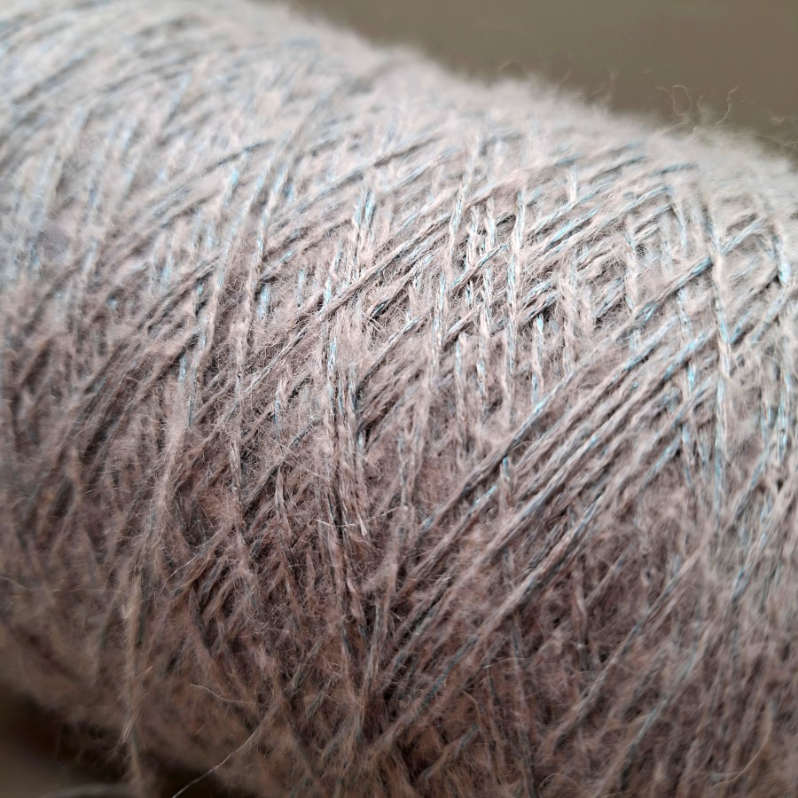 Faktūriniai siūlai – lengvi ir stilingi (100 g) Faktūriniai siūlai – lengvi ir stilingi (100 g)