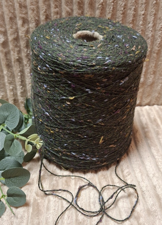 Pusvilnės siūlai – tamsiai žalios spalvos tvidas (100 g)