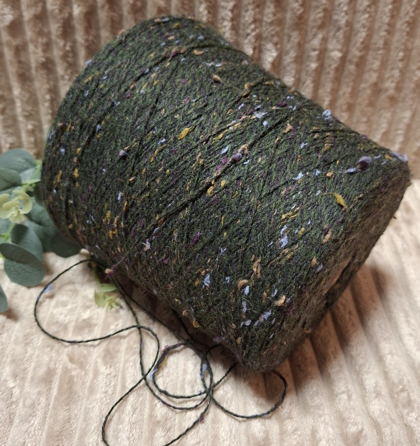 Pusvilnės siūlai – tamsiai žalios spalvos tvidas (100 g)