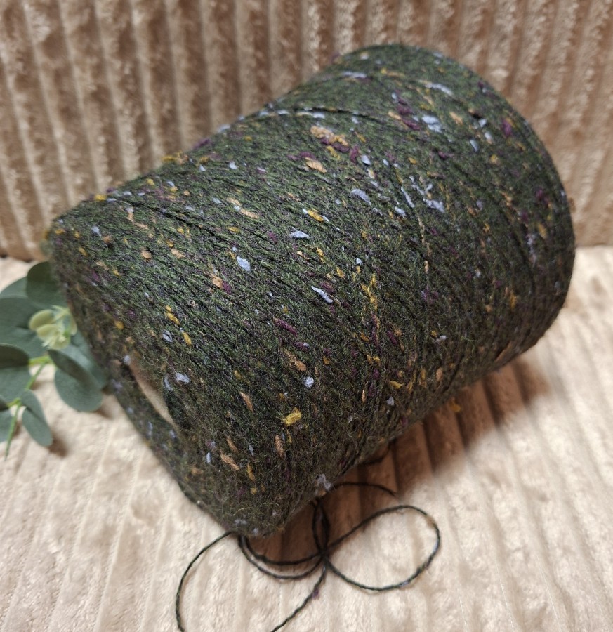 Pusvilnės siūlai – tamsiai žalios spalvos tvidas (100 g)