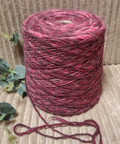 Pusvilnės siūlai – melanžiniai fuksijos fancy tipo (100 g)