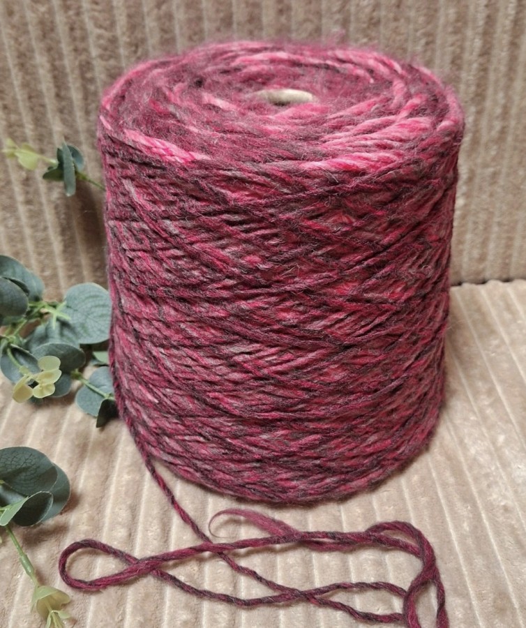 Pusvilnės siūlai – melanžiniai fuksijos fancy tipo (100 g)