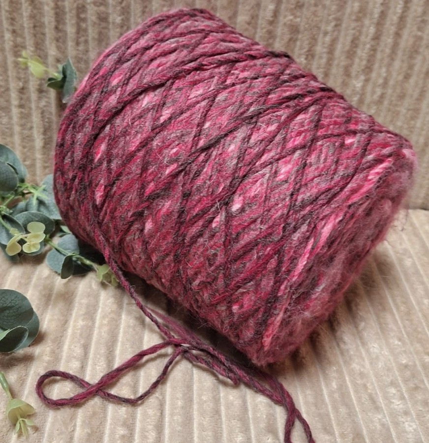 Pusvilnės siūlai – melanžiniai fuksijos fancy tipo (100 g)