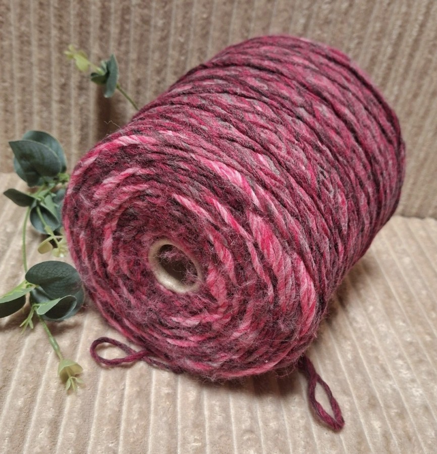 Pusvilnės siūlai – melanžiniai fuksijos fancy tipo (100 g)