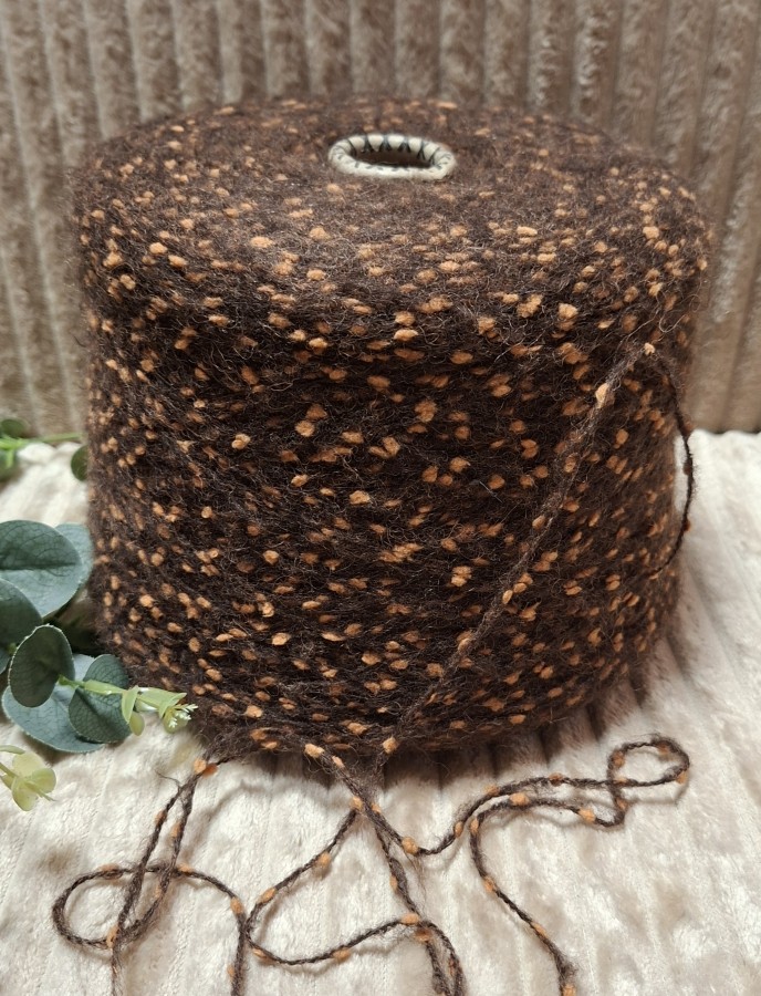 Pusvilnės siūlai – tamsiai rudi su rusvais burbuliukais (100 g)