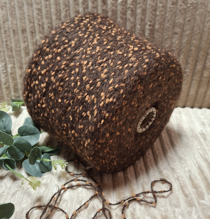 Pusvilnės siūlai – tamsiai rudi su rusvais burbuliukais (100 g)