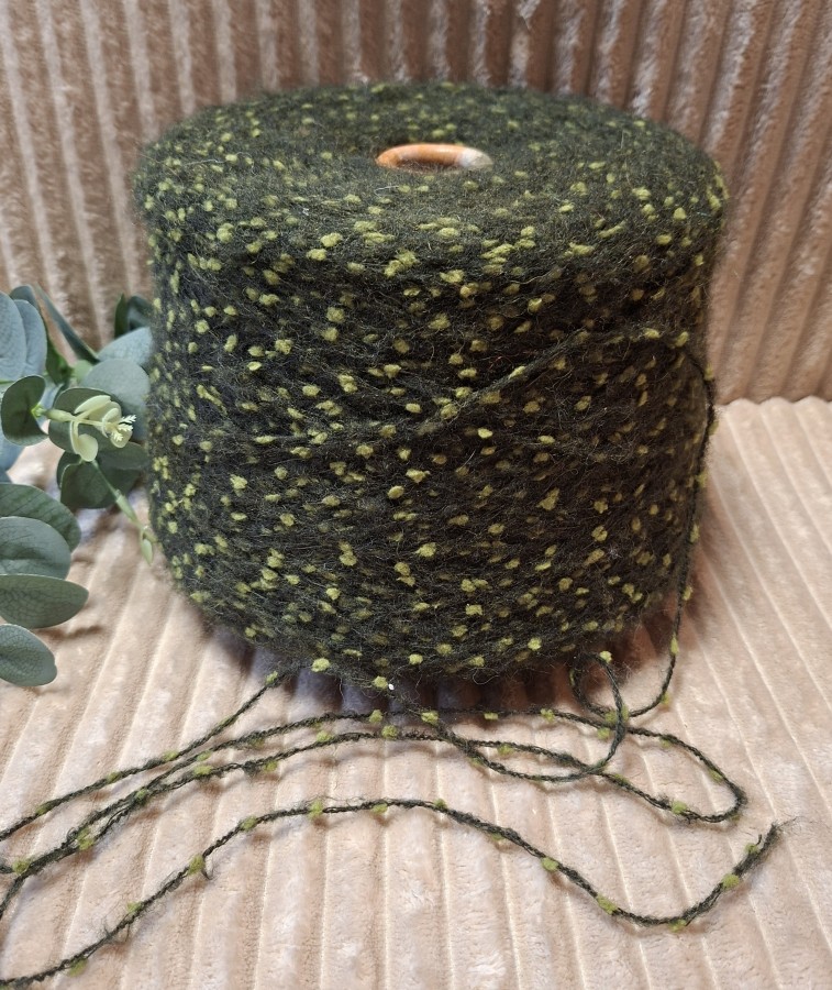 Pusvilnės siūlai – tamsiai žali su šviesesnės žalios spalvos burbuliukais (100 g)