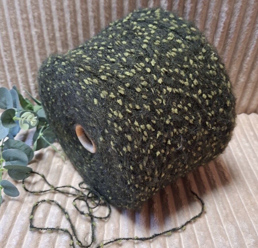 Pusvilnės siūlai – tamsiai žali su šviesesnės žalios spalvos burbuliukais (100 g)