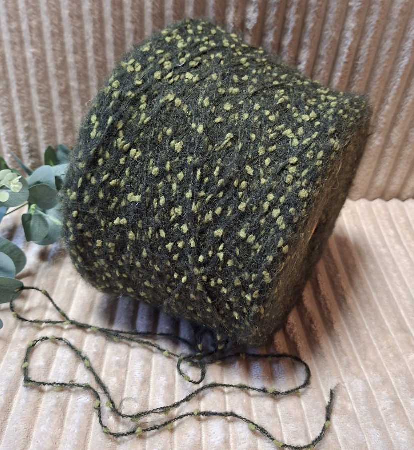 Pusvilnės siūlai – tamsiai žali su šviesesnės žalios spalvos burbuliukais (100 g)