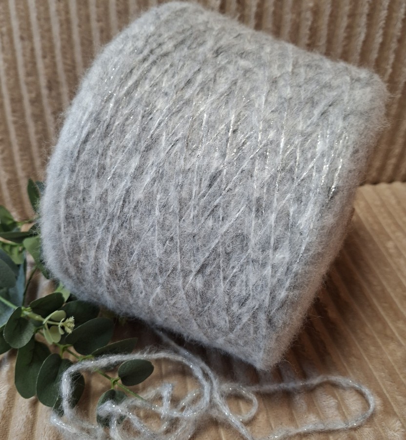 Pusvilnės siūlai su liureksu – pilki su sidabriniu blizgesiu (100 g)