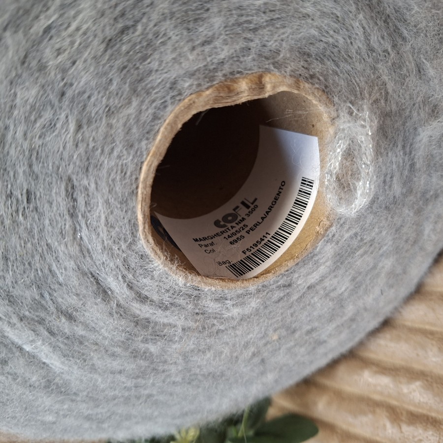 Pusvilnės siūlai su liureksu – pilki su sidabriniu blizgesiu (100 g)