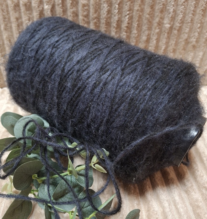 Pusvilnės siūlai su merinu ir moheriu – juodai mėlyni (100 g)