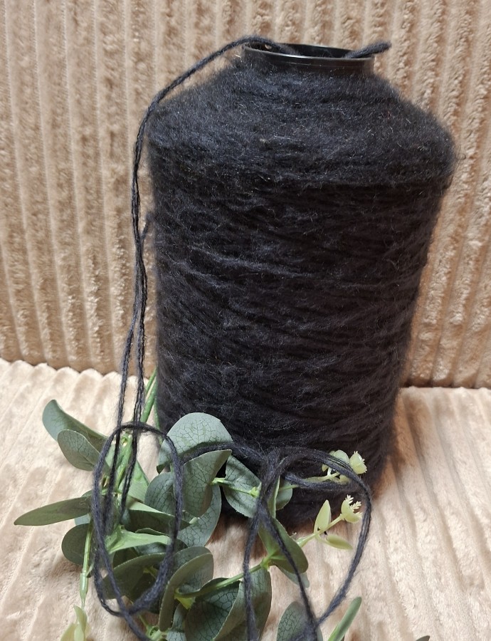 Pusvilnės siūlai su merinu ir moheriu – juodai mėlyni (100 g)