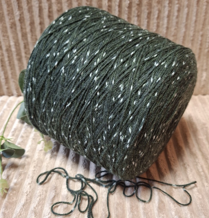 Pusvilnės siūlai su moheriu ir vilna – tamsiai žali su taškučiais (100 g)