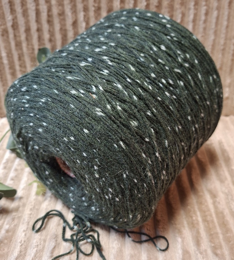 Pusvilnės siūlai su moheriu ir vilna – tamsiai žali su taškučiais (100 g)