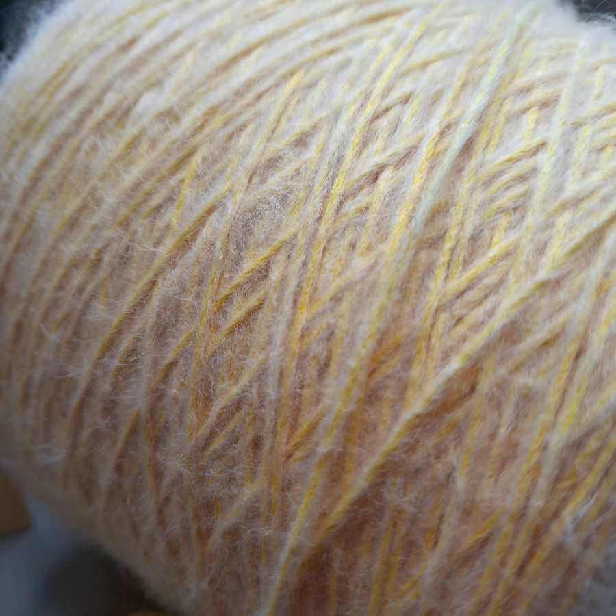 Pusvilnės siūlai – geltona virvelė su baltu pūkeliu RINGO (100 g) Pusvilnės siūlai – geltona virvelė su baltu pūkeliu RINGO (100 g)