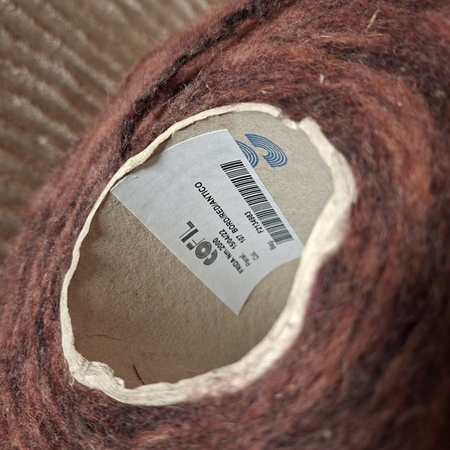 Pusvilnės siūlai – melanžiniai bordo, raudoni ir sendintos rožės (100 g)