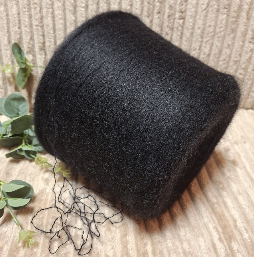 Moherio siūlai – juodi, purūs ir lengvi (50 g)