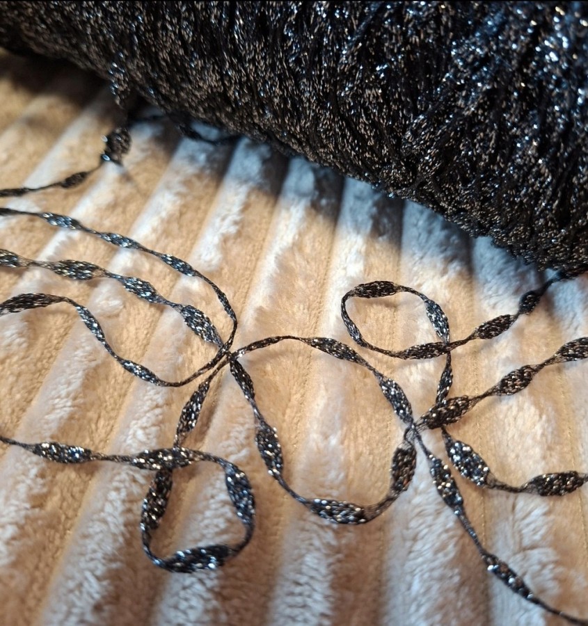 Tekstūriniai siūlai – juoda su sidabrine gija (100 g)