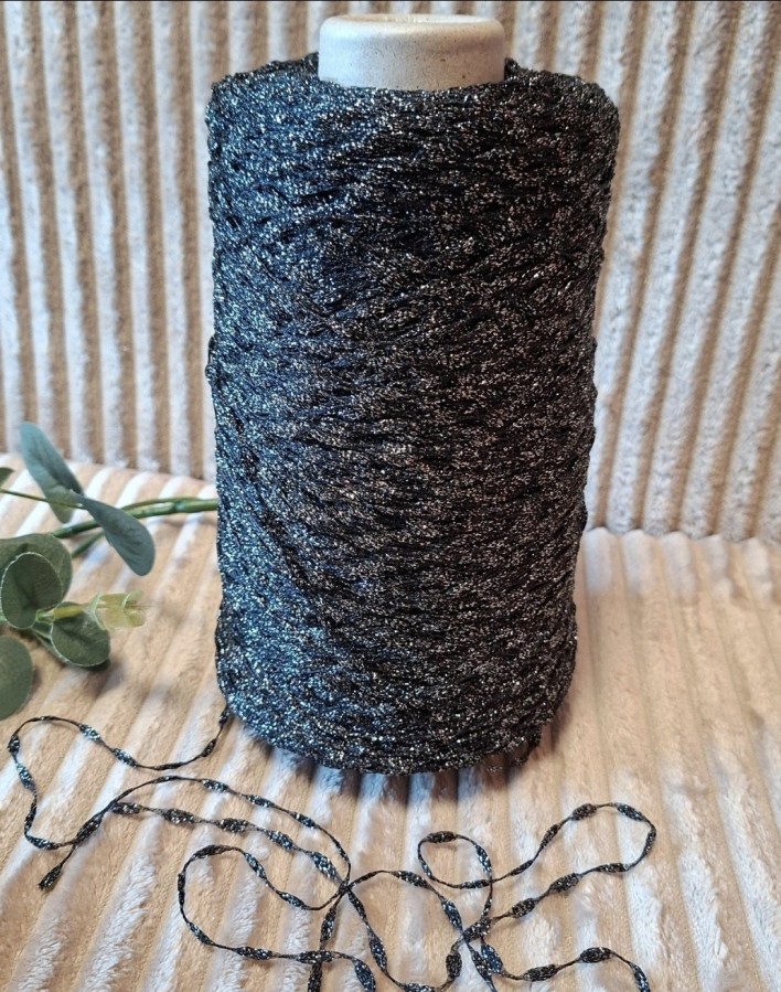 Tekstūriniai siūlai – juoda su sidabrine gija (100 g)