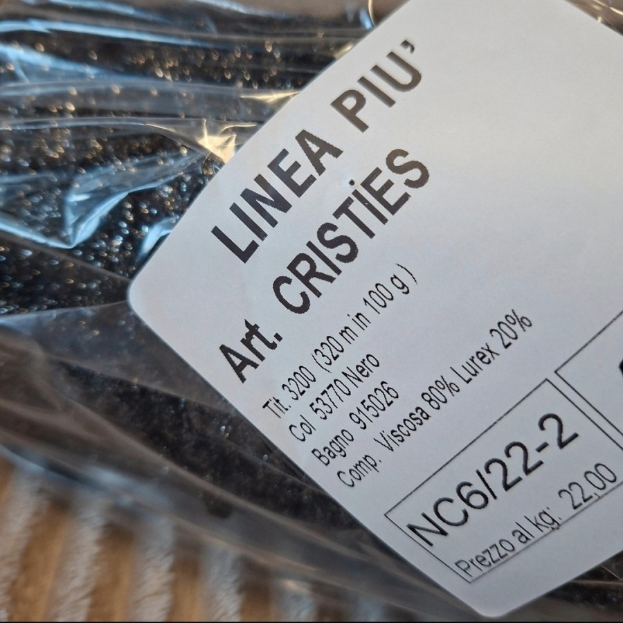 Tekstūriniai siūlai – juoda su sidabrine gija (100 g)